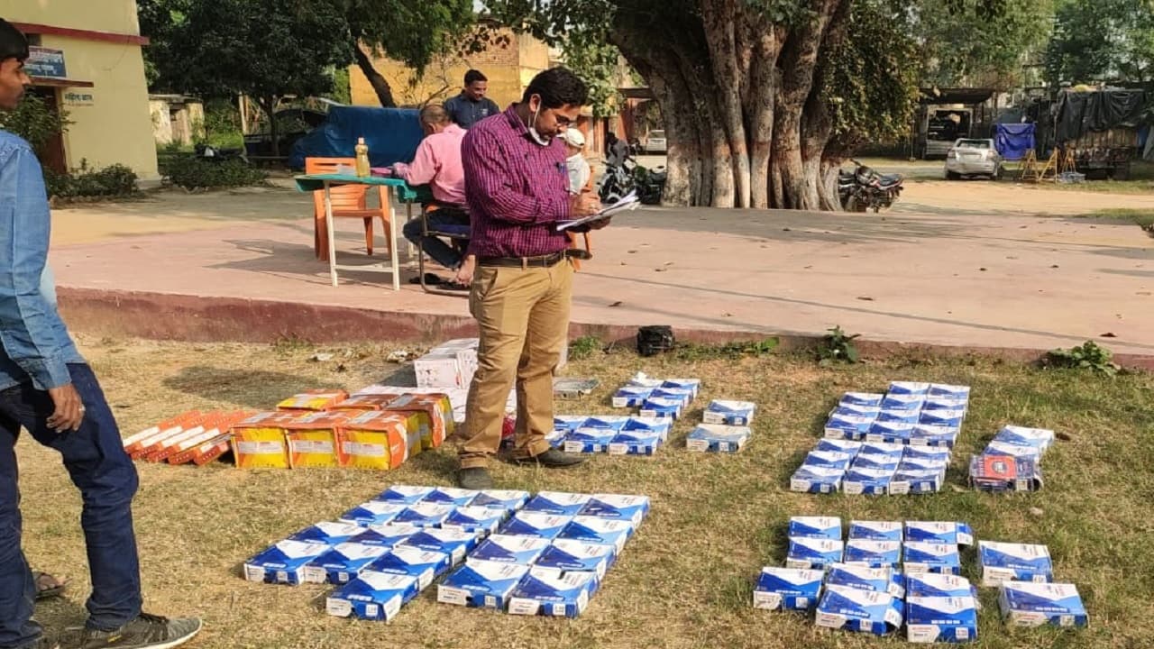 Jharkhand News : ब्रांडेड कंपनी के नकली उत्पाद बेचने वाले 4 दुकानदारों को जेल, दो लाख के सामान जब्त Jharkhand News : ब्रांडेड कंपनी के नकली उत्पाद बेचने वाले 4 दुकानदारों को जेल, दो लाख के सामान जब्त