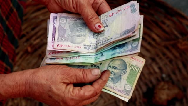 बेंगलुरू-सूरत में प्रवासियों से हो रही वसूली, आत्महत्या की बात करने लगे हैं परेशान मजदूर बेंगलुरू-सूरत में प्रवासियों से हो रही वसूली, आत्महत्या की बात करने लगे हैं परेशान मजदूर