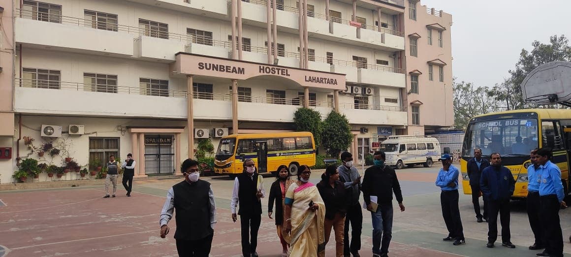 Varanasi News: छात्रा के साथ दुष्कर्म मामले में सनबीम स्कूल पहुंची बाल आयोग की टीम, मांगा घटना का विवरण Varanasi News: छात्रा के साथ दुष्कर्म मामले में सनबीम स्कूल पहुंची बाल आयोग की टीम, मांगा घटना का विवरण