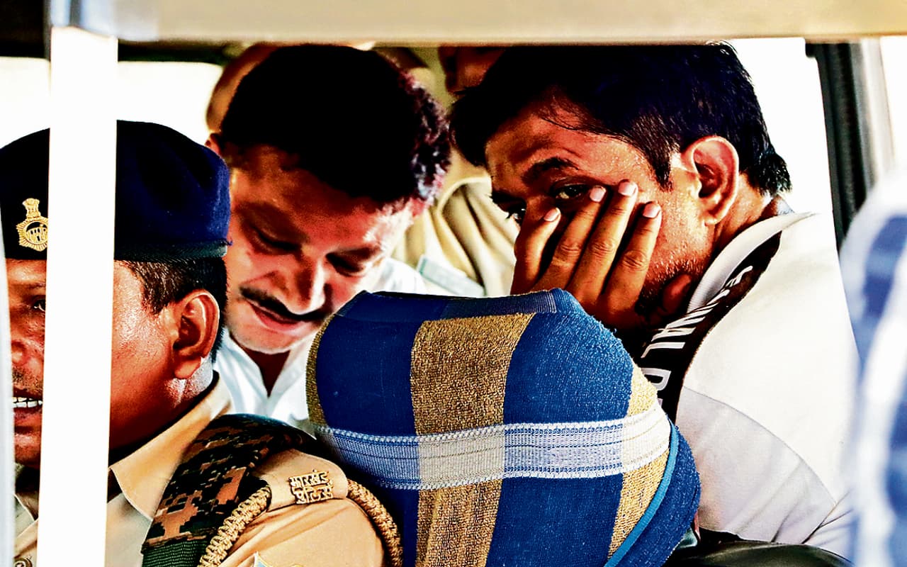 जुगसलाई के दो युवक करोड़ों की ठगी के मामले में गिरफ्तार, घर से नकदी समेत लाखों रुपये के गहने बरामद