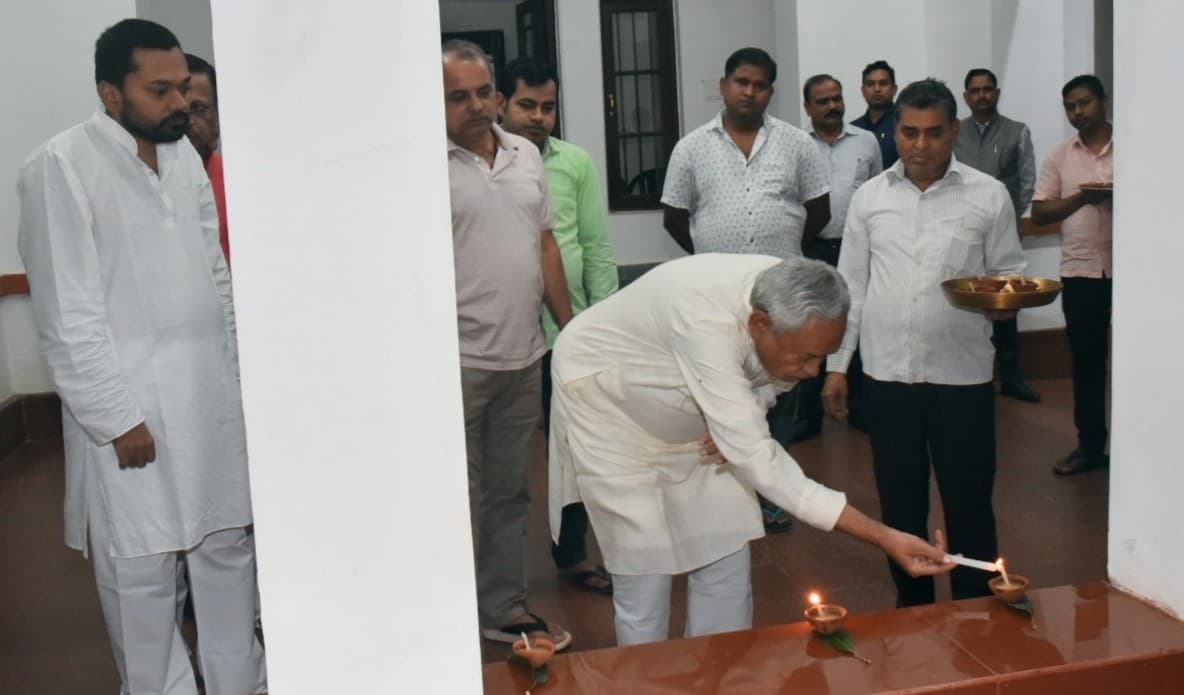 Diwali 2023: सीएम नीतीश कुमार ने बेटे के साथ मनाई दिवाली, पूरे सीएम आवास परिसर को दिये से सजाया