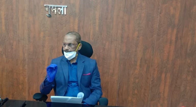 गुमला में लापरवाह कर्मियों पर गिरी गाज, संतोषजनक प्रगति नहीं दिखाई पड़ने पर वेतन पर लगी रोक गुमला में लापरवाह कर्मियों पर गिरी गाज, संतोषजनक प्रगति नहीं दिखाई पड़ने पर वेतन पर लगी रोक