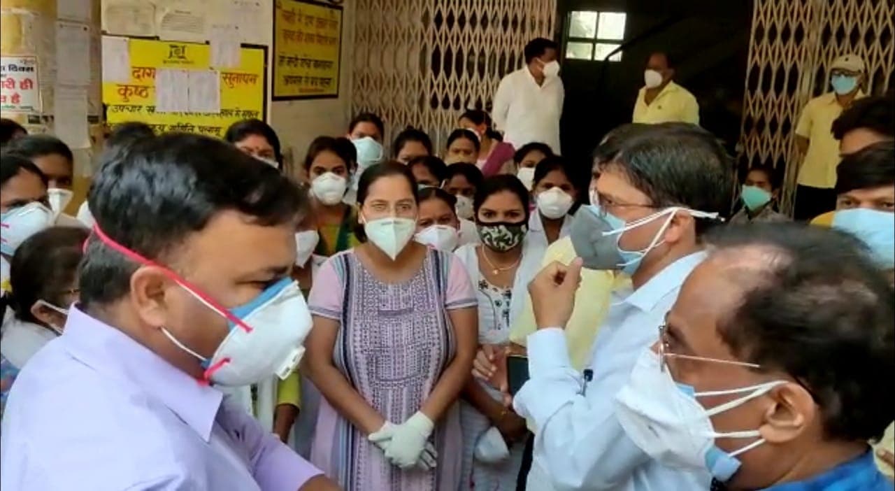 Coronavirus In Jharkhand : कोरोना संक्रमित महिला की मौत से आक्रोशित परिजनों का पलामू के MMCH में हंगामा, कोविड वार्ड में नर्स व महिला डॉक्टर पर हमला, आश्वासन के बाद काम पर लौटे स्वास्थ्यकर्मी Coronavirus In Jharkhand : कोरोना संक्रमित महिला की मौत से आक्रोशित परिजनों का पलामू के MMCH में हंगामा, कोविड वार्ड में नर्स व महिला डॉक्टर पर हमला, आश्वासन के बाद काम पर लौटे स्वास्थ्यकर्मी