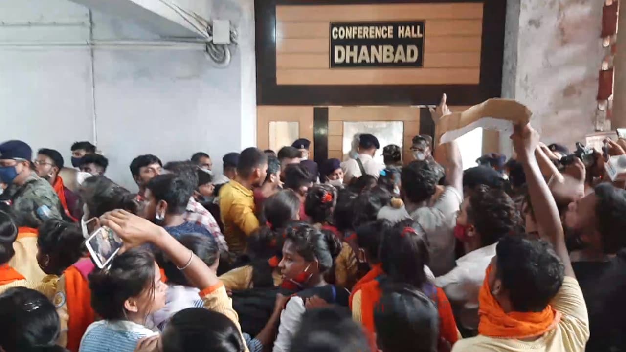 झारखंड के स्वास्थ्य मंत्री धनबाद में कर रहे थे बैठक,इंटर में फेल विद्यार्थियों के हंगामे पर लाठीचार्ज,कई घायल झारखंड के स्वास्थ्य मंत्री धनबाद में कर रहे थे बैठक,इंटर में फेल विद्यार्थियों के हंगामे पर लाठीचार्ज,कई घायल