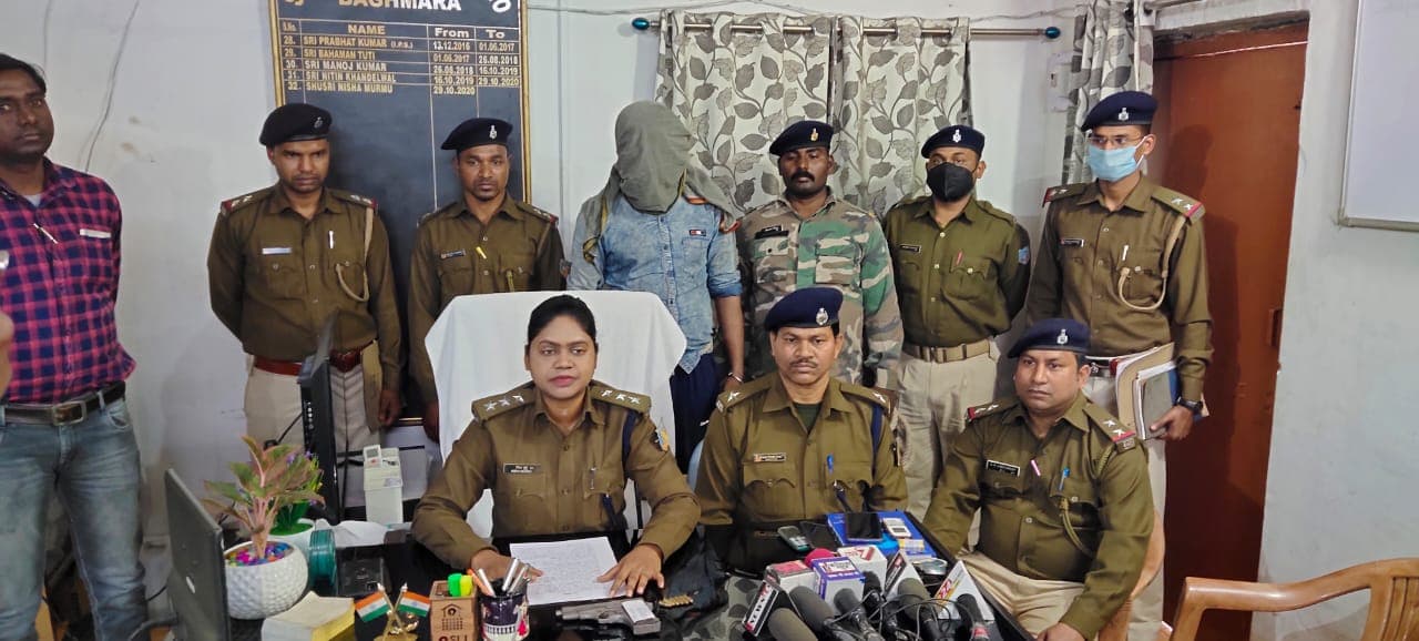 Jharkhand Crime News : अमेरिकन पिस्टल के साथ धनबाद का कुख्यात अपराधी विश्वजीत चक्रवर्ती गिरफ्तार, कई मामलों में थी तलाश, पुलिस ने ऐसे बिछाया जाल Jharkhand Crime News : अमेरिकन पिस्टल के साथ धनबाद का कुख्यात अपराधी विश्वजीत चक्रवर्ती गिरफ्तार, कई मामलों में थी तलाश, पुलिस ने ऐसे बिछाया जाल