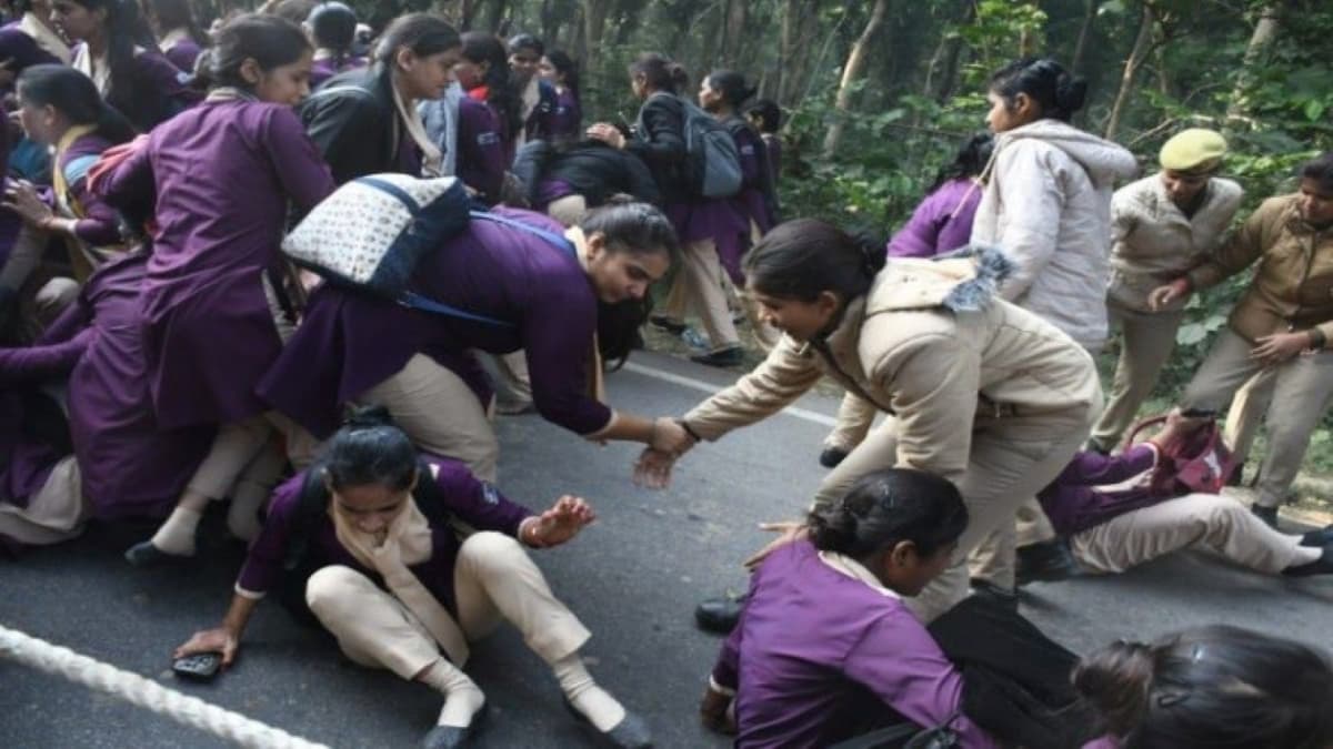 UP Dial 112 Protest: सीएम आवास का घेराव करने जा रहीं डायल 112 की महिलाओं को पुलिस ने हिरासत में लिया, हंगामा UP Dial 112 Protest: सीएम आवास का घेराव करने जा रहीं डायल 112 की महिलाओं को पुलिस ने हिरासत में लिया, हंगामा