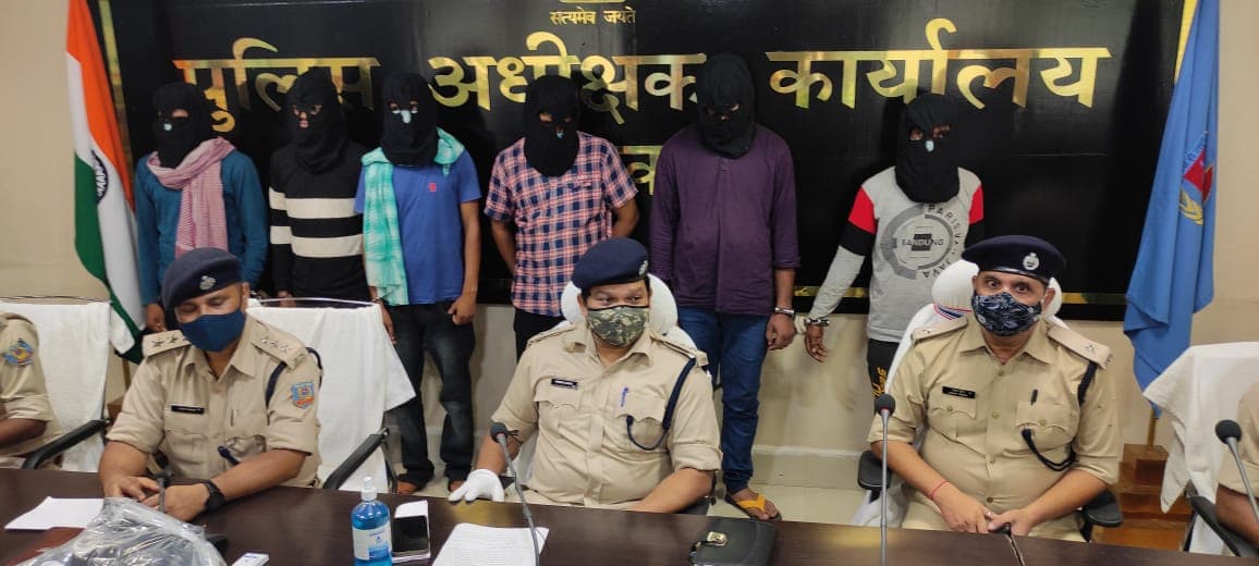 Jharkhand Cyber Crime News : दो CSP संचालकों समेत छह साइबर अपराधी गिरफ्तार, ग्राहक सेवा केंद्र के संचालकों से मिलीभगत कर ऐसे निकाल लेते थे पैसे Jharkhand Cyber Crime News : दो CSP संचालकों समेत छह साइबर अपराधी गिरफ्तार, ग्राहक सेवा केंद्र के संचालकों से मिलीभगत कर ऐसे निकाल लेते थे पैसे