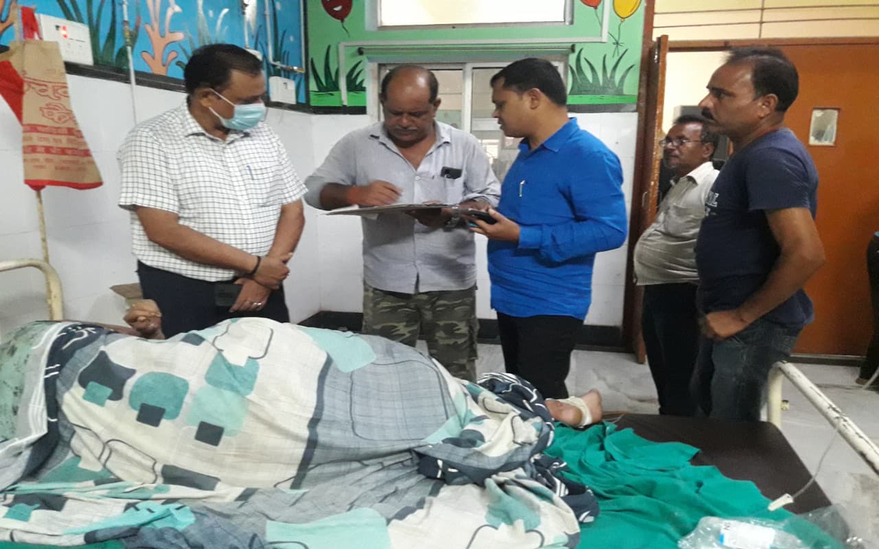 Jharkhand News: मनचले आशिक ने युवती पर पेट्रोल छिड़क कर लगायी आग, स्थिति गंभीर, आरोपी गिरफ्तार Jharkhand News: मनचले आशिक ने युवती पर पेट्रोल छिड़क कर लगायी आग, स्थिति गंभीर, आरोपी गिरफ्तार