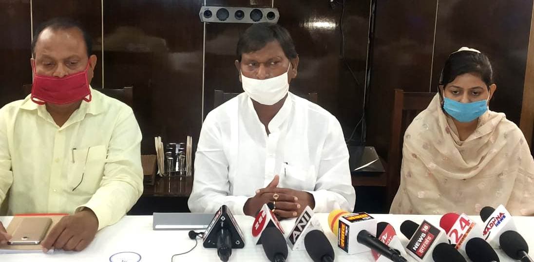 Jharkhand Assembly By-Election 2020 : केंद्रीय मंत्री अर्जुन मुंडा ने सीएम हेमंत सोरेन पर साधा निशाना, कही ये बात Jharkhand Assembly By-Election 2020 : केंद्रीय मंत्री अर्जुन मुंडा ने सीएम हेमंत सोरेन पर साधा निशाना, कही ये बात