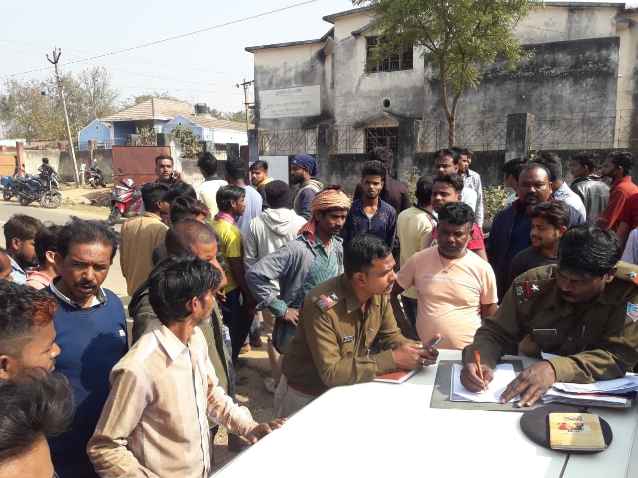 Jharkhand Crime Latest News : झारखंड की उपराजधानी दुमका में युवक की हत्या, छानबीन में जुटी पुलिस Jharkhand Crime Latest News : झारखंड की उपराजधानी दुमका में युवक की हत्या, छानबीन में जुटी पुलिस