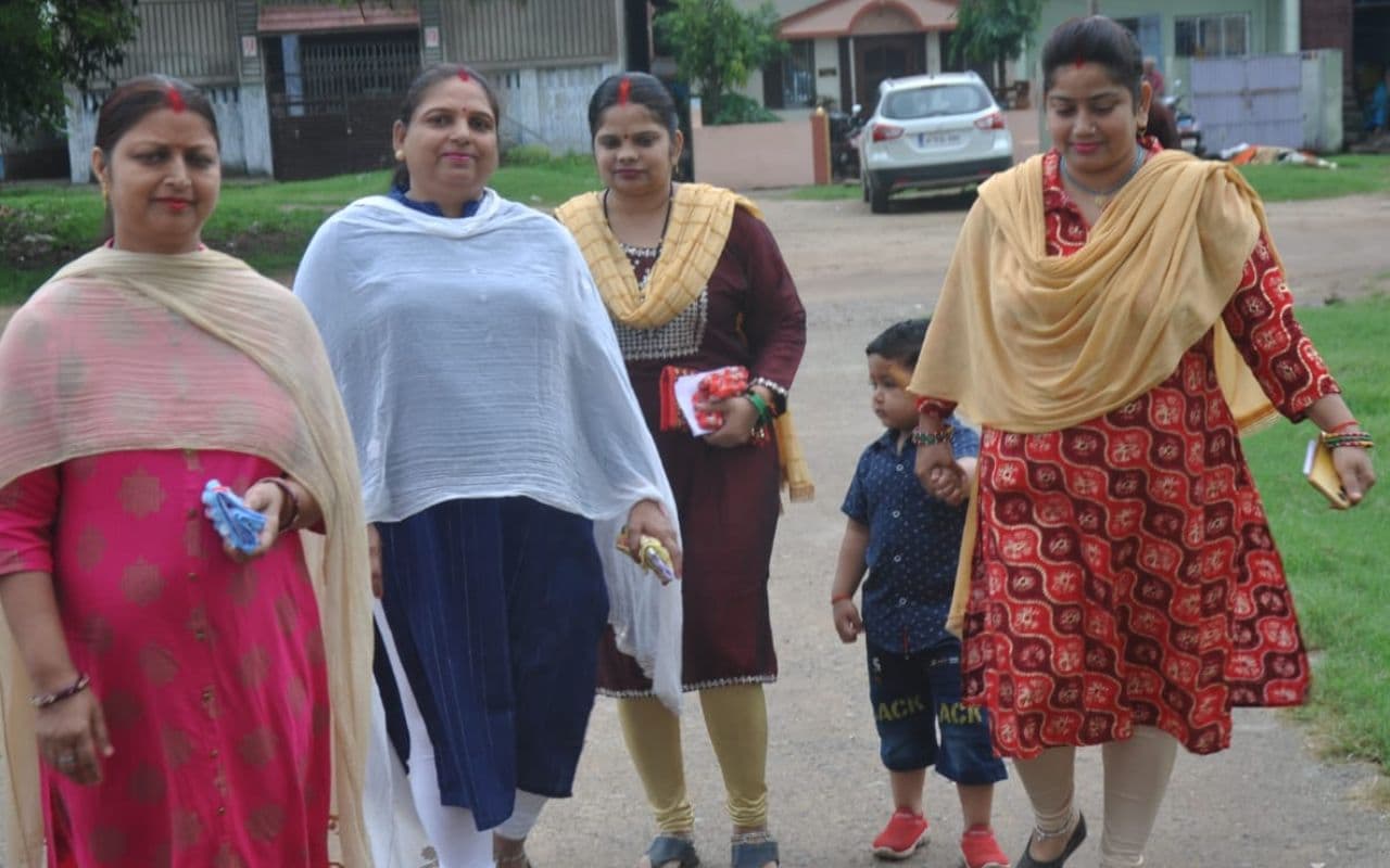 डुमरी विधानसभा उपचुनाव में महिला उम्मीदवारों के भाग्य का फैसला करने उतरी आधी आबादी का ऐसा था उत्साह डुमरी विधानसभा उपचुनाव में महिला उम्मीदवारों के भाग्य का फैसला करने उतरी आधी आबादी का ऐसा था उत्साह