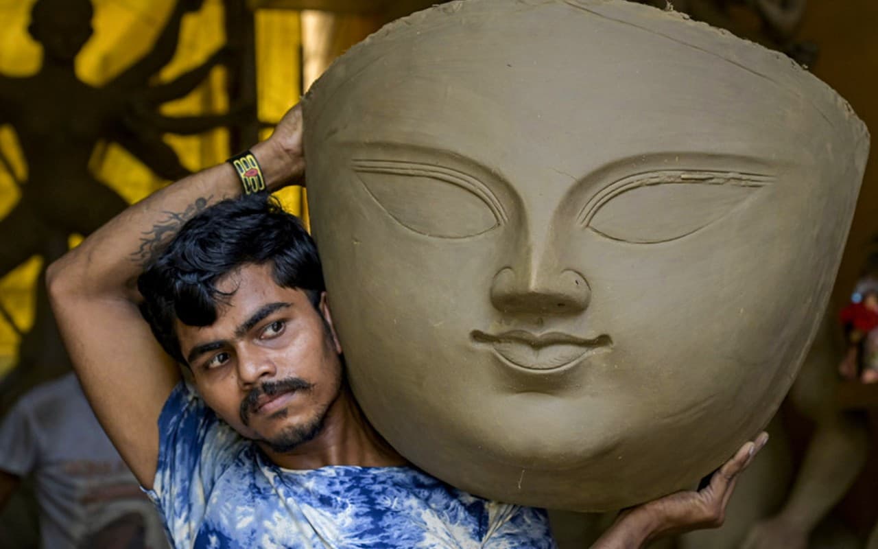 दुर्गा पूजा : कोलकाता के मूर्तिकारों के चेहरे खिले, दो साल बाद विदेशों से मिल रहे हैं अच्छे ऑर्डर दुर्गा पूजा : कोलकाता के मूर्तिकारों के चेहरे खिले, दो साल बाद विदेशों से मिल रहे हैं अच्छे ऑर्डर