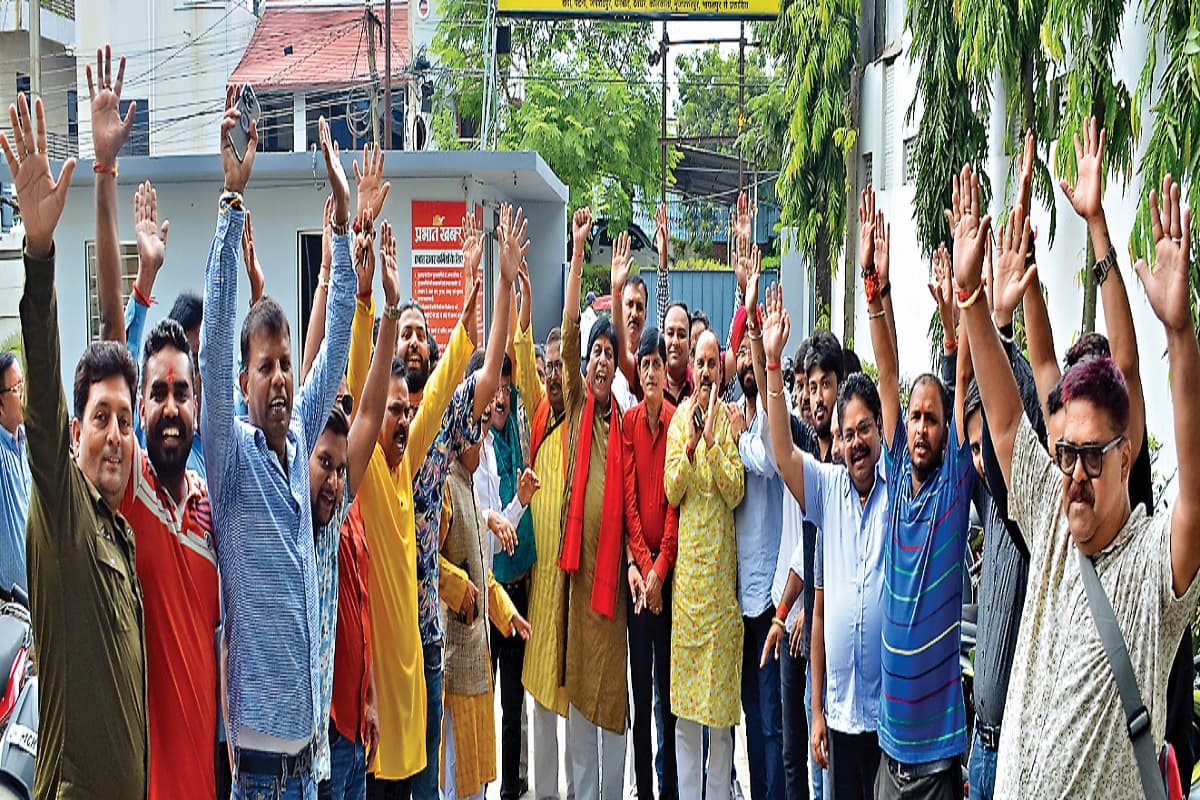 दशहरा से पहले रांची की सड़कों को नहीं किया दुरुस्त तो होगी परेशानी, पूजा समितियों के पदाधिकारी बोले दशहरा से पहले रांची की सड़कों को नहीं किया दुरुस्त तो होगी परेशानी, पूजा समितियों के पदाधिकारी बोले