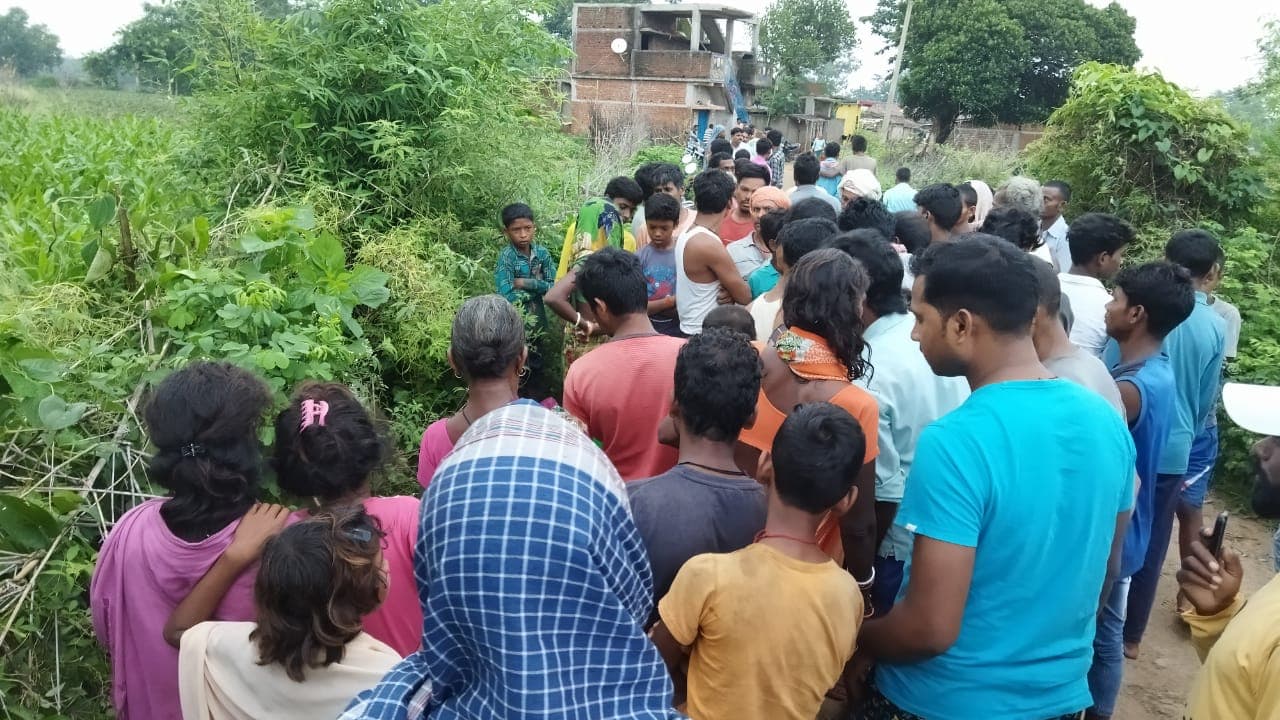 Elephant Attack In Jharkhand : हल-बैल लेकर खेती करने जा रहे किसान को हाथियों ने पटककर मार डाला, 4 ग्रामीण घायल Elephant Attack In Jharkhand : हल-बैल लेकर खेती करने जा रहे किसान को हाथियों ने पटककर मार डाला, 4 ग्रामीण घायल