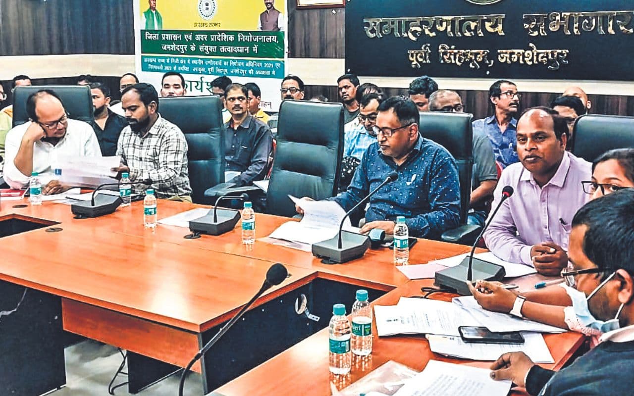 Jharkhand: प्रशासन ने कहा- 75% स्थानीय युवाओं को दें नौकरी, कंपनियां बोलीं- पहले स्थानीयता प्रमाण पत्र बनायें Jharkhand: प्रशासन ने कहा- 75% स्थानीय युवाओं को दें नौकरी, कंपनियां बोलीं- पहले स्थानीयता प्रमाण पत्र बनायें