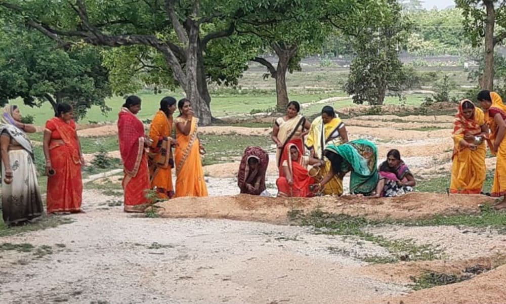 अंधभक्ति में फंसी ग्रामीण क्षेत्र की महिलाएं, कोरोना को भगाने के लिए कर रही हैं अनोखे किस्म की पूजा