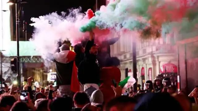 Euro 2020: यूरो चैंपियन बनने के बाद जश्न मनाने में इटली फैंस भूले सबकुछ, 1 की मौत, 15 घायल Euro 2020: यूरो चैंपियन बनने के बाद जश्न मनाने में इटली फैंस भूले सबकुछ, 1 की मौत, 15 घायल