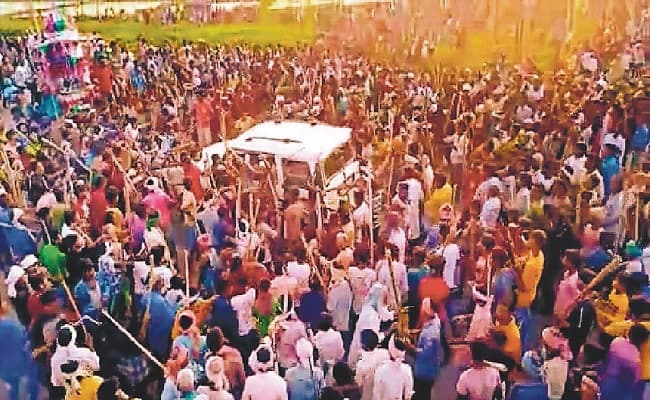 VIDEO: बिहार में मुहर्रम के जुलूस में शामिल लोगों ने स्कॉर्पियो को बनाया निशाना, लाठी-डंडे के हमले से 4 जख्मी
