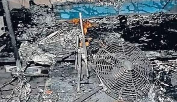 भदोही के दुर्गा पूजा पंडाल में आग लगने से 64 लोग झुलसे, हादसे में तीन बच्चे और दो महिलाओं की मौत भदोही के दुर्गा पूजा पंडाल में आग लगने से 64 लोग झुलसे, हादसे में तीन बच्चे और दो महिलाओं की मौत