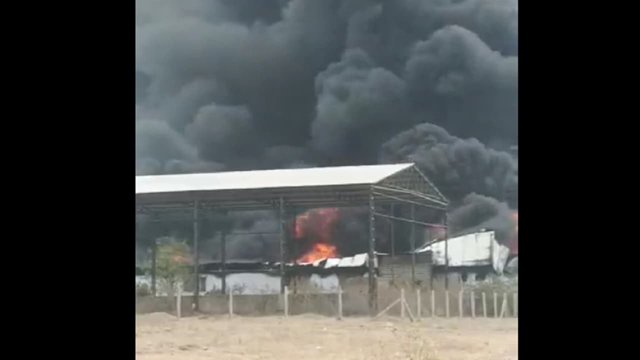 Maharashtra News: महाराष्ट्र के अहमदनगर में एक कैमिकल फैक्ट्री में लगी भीषण आग, कोई हताहत नहीं Maharashtra News: महाराष्ट्र के अहमदनगर में एक कैमिकल फैक्ट्री में लगी भीषण आग, कोई हताहत नहीं