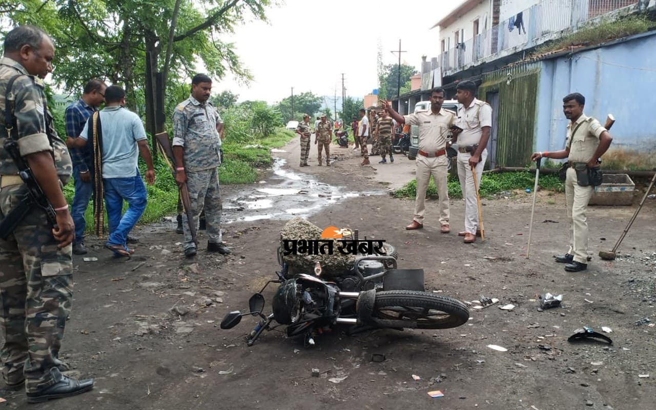 Dhanbad Crime News: बीसीसीएल के मुराईडीह कोलियरी में वर्चस्व की लड़ाई, जमकर हुई गोलीबारी-बमबाजी Dhanbad Crime News: बीसीसीएल के मुराईडीह कोलियरी में वर्चस्व की लड़ाई, जमकर हुई गोलीबारी-बमबाजी