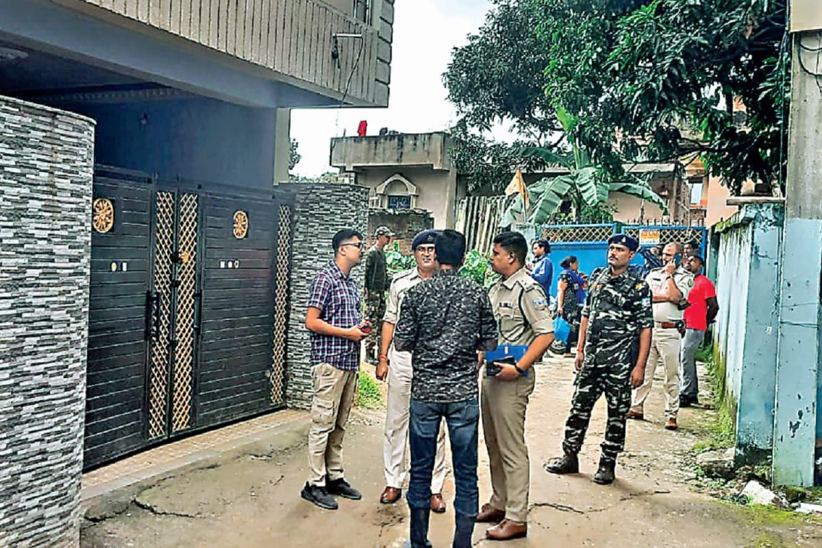झारखंड में अपराधी बेखौफ, कारोबारी को गोली मारकर फरार, जमीन विवाद को लेकर पांच साल में 101 हत्याएं झारखंड में अपराधी बेखौफ, कारोबारी को गोली मारकर फरार, जमीन विवाद को लेकर पांच साल में 101 हत्याएं