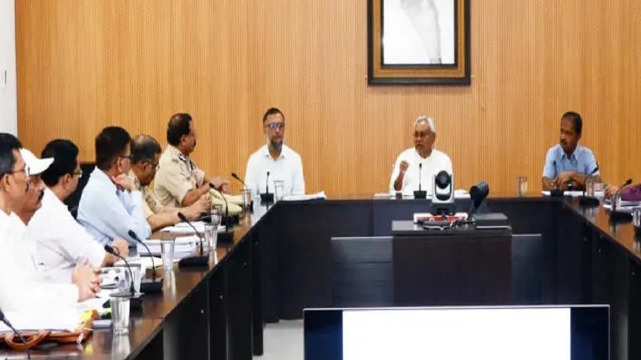 Nitish Kumar ने बुलाई लॉ-एंड-ऑडर की बैठक, मुख्य सचिव के साथ DGP भी रहे मौजूद Nitish Kumar ने बुलाई लॉ-एंड-ऑडर की बैठक, मुख्य सचिव के साथ DGP भी रहे मौजूद