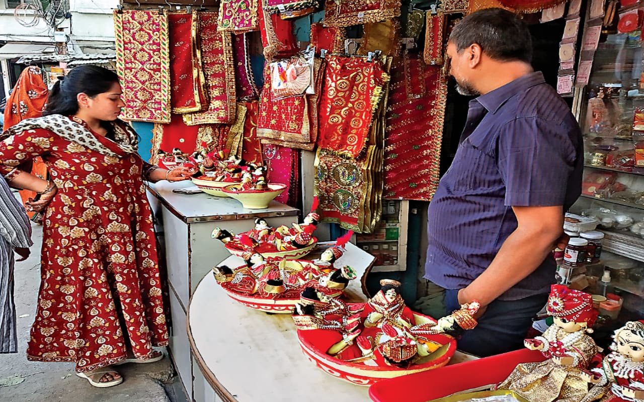 गणगौर सिंधारा उत्सव को लेकर रांची के बाजार में बढ़ी रौनक, नवविवाहिताओं में पूजा को लेकर दिख रहा है खासा उत्साह गणगौर सिंधारा उत्सव को लेकर रांची के बाजार में बढ़ी रौनक, नवविवाहिताओं में पूजा को लेकर दिख रहा है खासा उत्साह