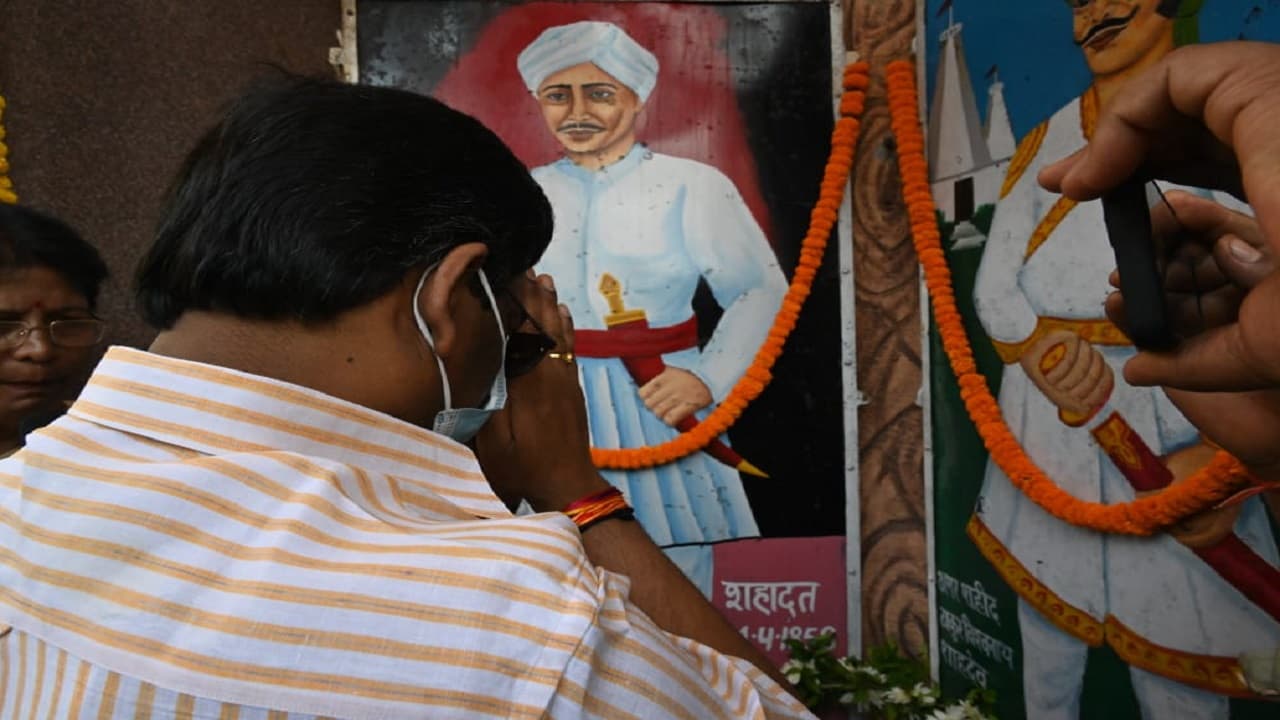 झारखंड के सीएम हेमंत सोरेन ने शहीद पांडेय गणपत राय को दी श्रद्धांजलि, बोले-हमेशा याद रखा जाएगा बलिदान झारखंड के सीएम हेमंत सोरेन ने शहीद पांडेय गणपत राय को दी श्रद्धांजलि, बोले-हमेशा याद रखा जाएगा बलिदान