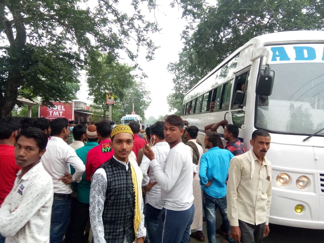 झारखंड में मजार पर चादरपोशी करने से पुलिस ने भीड़ को रोका, तो किया NH जाम, Corona Guidelines की उड़ीं धज्जियां झारखंड में मजार पर चादरपोशी करने से पुलिस ने भीड़ को रोका, तो किया NH जाम, Corona Guidelines की उड़ीं धज्जियां