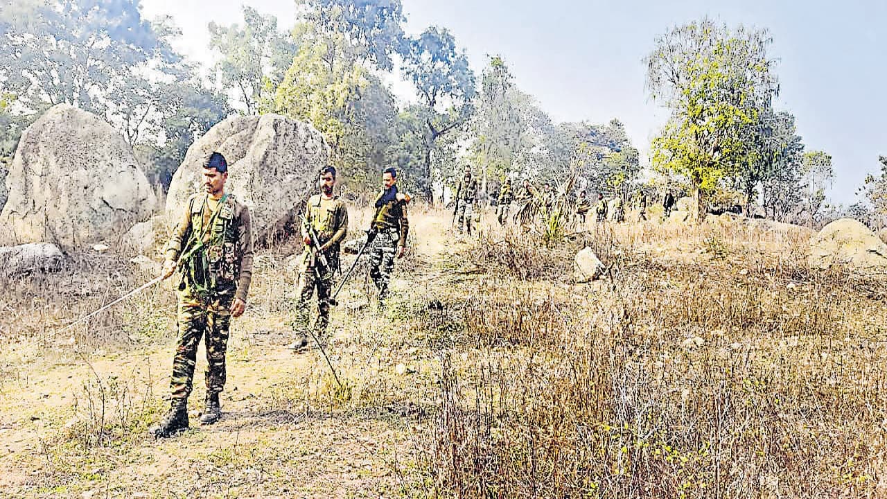 bihar crime news: गया के जंगलों से पुलिस ने दो नक्सलियों को पकड़ा, AK-47 बरामद
