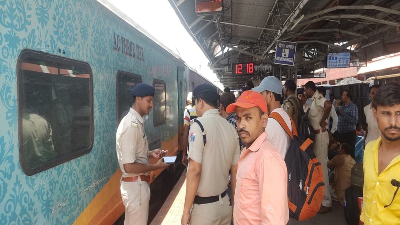 बिहार: हमसफर एक्सप्रेस में एसी खराब होने पर यात्रियों ने ट्रेन को रोका, गया जंक्शन पर जमकर मचा हंगामा बिहार: हमसफर एक्सप्रेस में एसी खराब होने पर यात्रियों ने ट्रेन को रोका, गया जंक्शन पर जमकर मचा हंगामा