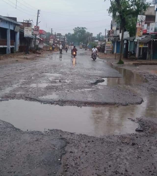 Monsoon In Jharkhand : मानसून की लगातार बारिश से दिल्ली, उत्तर प्रदेश समेत चार राज्यों को जोड़ने वाले एनएच-75 पर चलना हुआ मुश्किल, गढ़वा में सड़कों पर बड़े गड्ढे से हादसे के शिकार हो रहे लोग Monsoon In Jharkhand : मानसून की लगातार बारिश से दिल्ली, उत्तर प्रदेश समेत चार राज्यों को जोड़ने वाले एनएच-75 पर चलना हुआ मुश्किल, गढ़वा में सड़कों पर बड़े गड्ढे से हादसे के शिकार हो रहे लोग