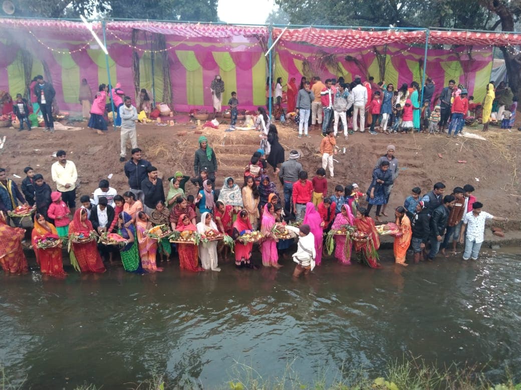 Chhath Puja 2020 : उदीयमान सूर्य को अर्घ के साथ महापर्व छठ संपन्न Chhath Puja 2020 : उदीयमान सूर्य को अर्घ के साथ महापर्व छठ संपन्न