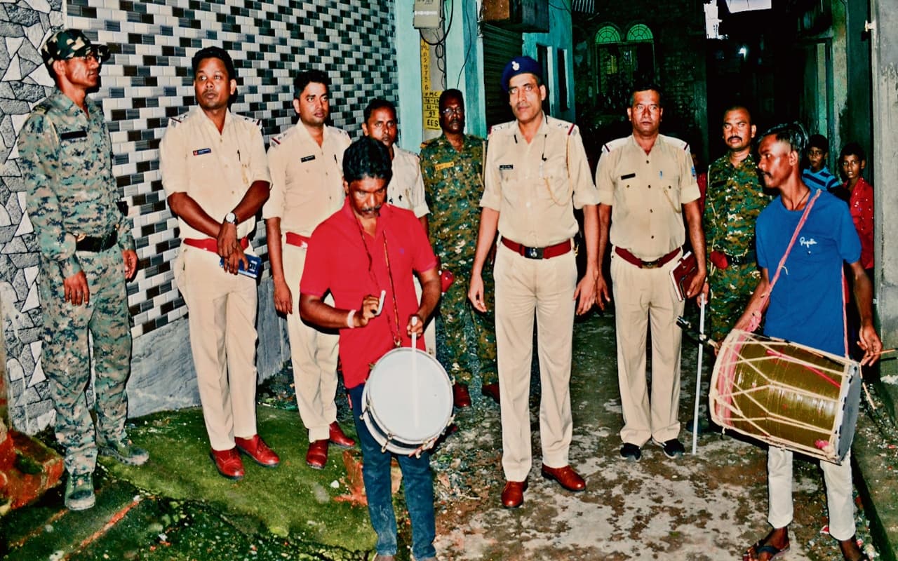 फरार गैंगस्टर प्रिंस खान और आशीष रंजन के घर पर पुलिस ने चिपकाया इश्तेहार, कहा- 30 दिनों के अंदर करें सरेंडर