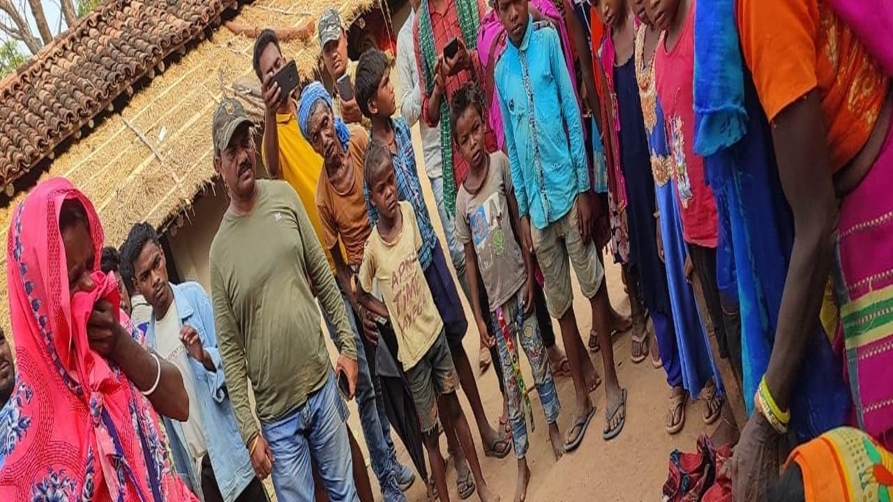 Jharkhand News: मवेशियों के लिए जंगल में पत्ता लाने गयीं महिलाओं पर भालू का हमला, एक की मौत, तीन घायल Jharkhand News: मवेशियों के लिए जंगल में पत्ता लाने गयीं महिलाओं पर भालू का हमला, एक की मौत, तीन घायल
