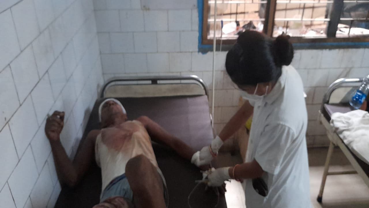Jharkhand Crime News: झारखंड में जमीन विवाद में दो पक्षों में खूनी संघर्ष, आधा दर्जन लोगों की हालत गंभीर Jharkhand Crime News: झारखंड में जमीन विवाद में दो पक्षों में खूनी संघर्ष, आधा दर्जन लोगों की हालत गंभीर