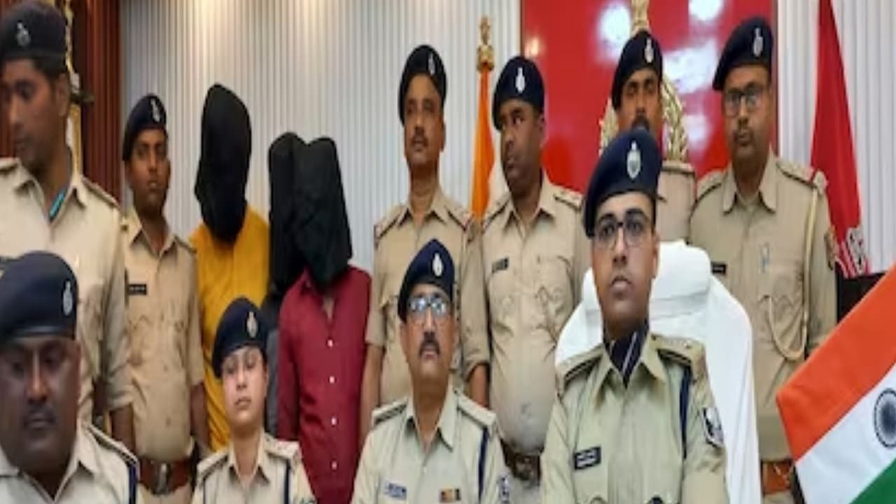 बिहार: अय्याशी के लिए कम पड़े पैसे तो बैंक से लूटे लाखों रुपए, 10 दिनों के भीतर पुलिस ने किया गिरफ्तार बिहार: अय्याशी के लिए कम पड़े पैसे तो बैंक से लूटे लाखों रुपए, 10 दिनों के भीतर पुलिस ने किया गिरफ्तार