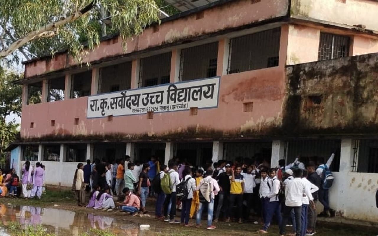 पलामू में आवेदन पर साइन के एवज में प्राचार्य मांग रहे थे पैसे, सीएम हेमंत सोरेन ने दिया जांच का आदेश पलामू में आवेदन पर साइन के एवज में प्राचार्य मांग रहे थे पैसे, सीएम हेमंत सोरेन ने दिया जांच का आदेश