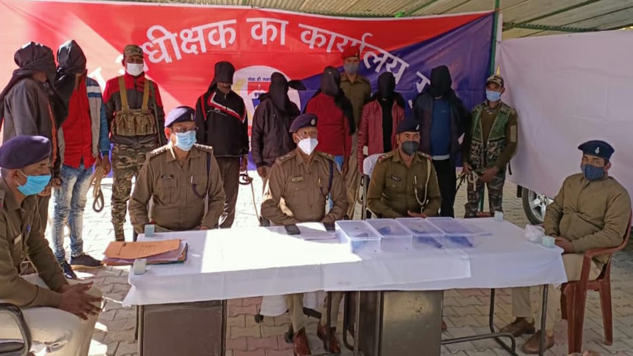 Jharkhand Crime News: हथियार के साथ गुमला में मुखिया सहित 7 गिरफ्तार, एक आरोपी का नक्सलियों से है संपर्क Jharkhand Crime News: हथियार के साथ गुमला में मुखिया सहित 7 गिरफ्तार, एक आरोपी का नक्सलियों से है संपर्क