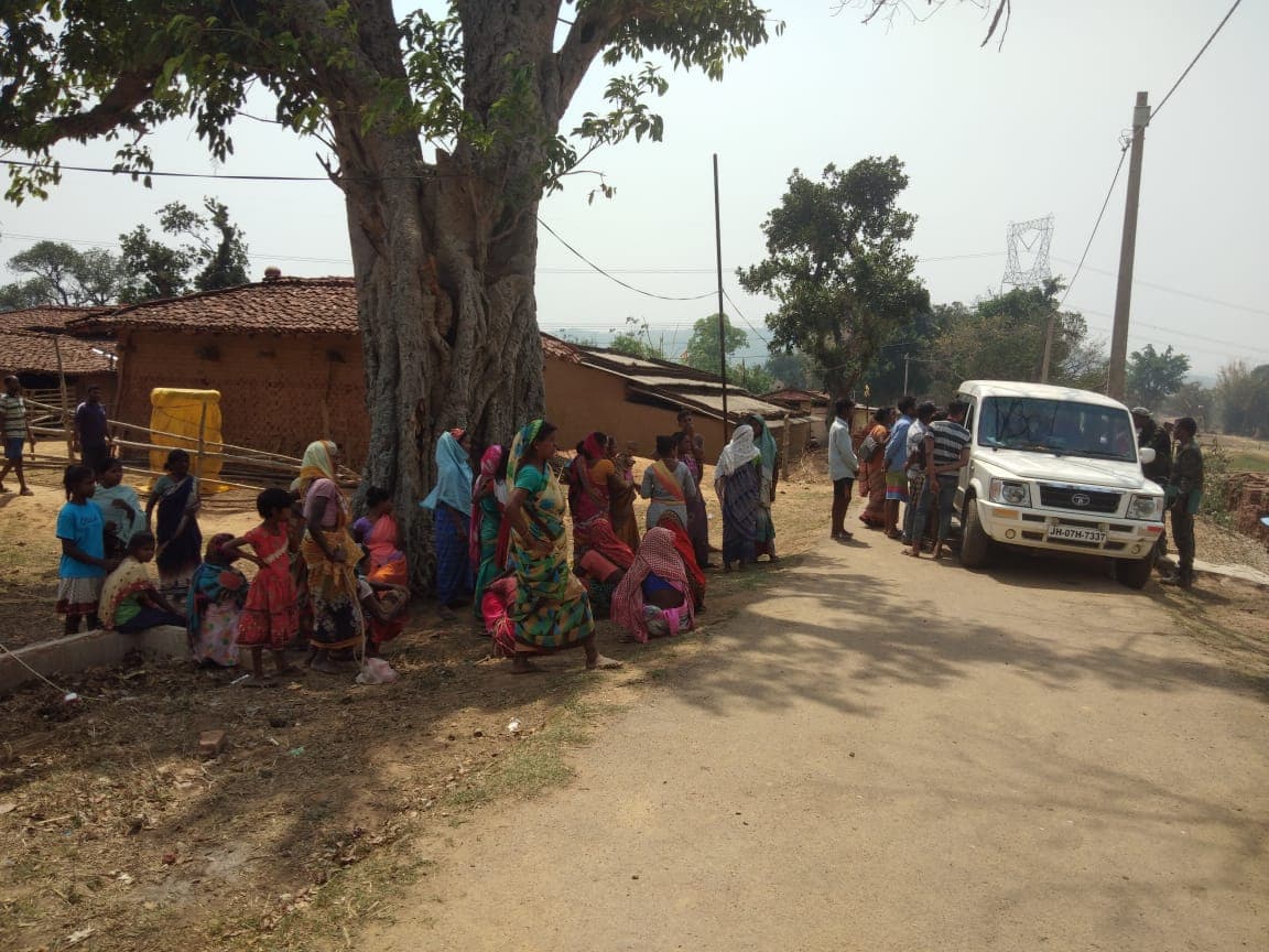 Jharkhand Crime News : गुमला में डायन बिसाही में ओझा को मार डाला, बेरहमी से पिटाई के बाद पत्थर से कूचा, फिर टांगी से काटा, पांच गिरफ्तार Jharkhand Crime News : गुमला में डायन बिसाही में ओझा को मार डाला, बेरहमी से पिटाई के बाद पत्थर से कूचा, फिर टांगी से काटा, पांच गिरफ्तार