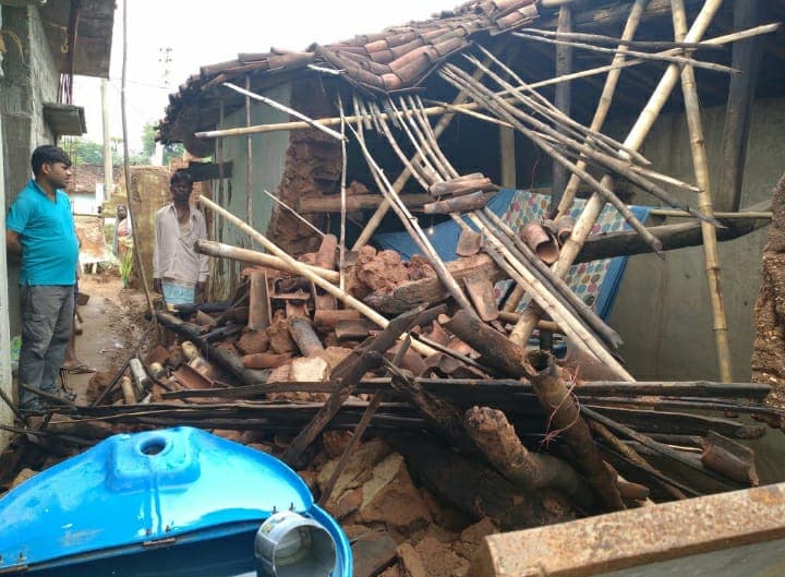 Jharkhand Monsoon News : Monsoon की लगातार बारिश से आधा दर्जन मिट्टी के घर ध्वस्त, वज्रपात से किसान की मौत Jharkhand Monsoon News : Monsoon की लगातार बारिश से आधा दर्जन मिट्टी के घर ध्वस्त, वज्रपात से किसान की मौत