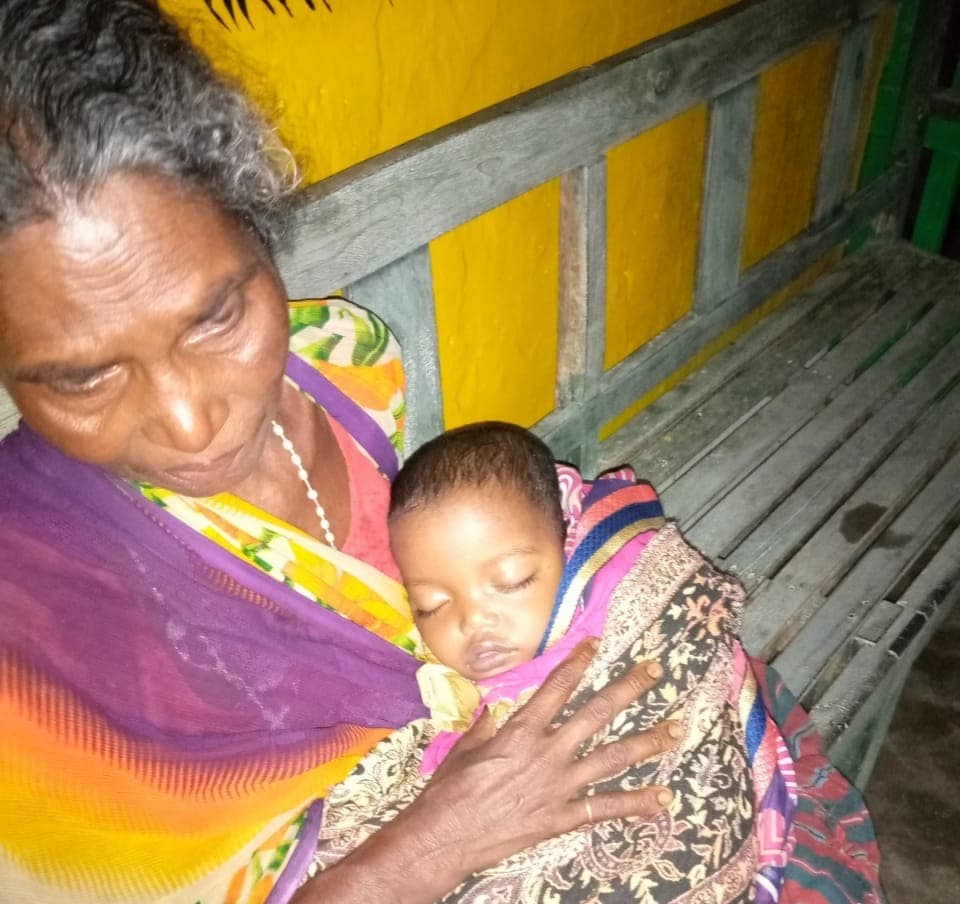 गुमला में मासूम बेटे के साथ मां की मौत, बेटे को पीठ पर लेकर खेत में बैठी थी महिला गुमला में मासूम बेटे के साथ मां की मौत, बेटे को पीठ पर लेकर खेत में बैठी थी महिला
