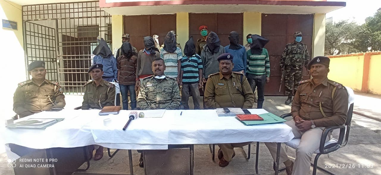 Jharkhand Crime News : झारखंड के गुमला में नरसंहार का पुलिस ने किया खुलासा, आठ आरोपी गिरफ्तार, टांगी भी बरामद, पढ़िए ये है वजह Jharkhand Crime News : झारखंड के गुमला में नरसंहार का पुलिस ने किया खुलासा, आठ आरोपी गिरफ्तार, टांगी भी बरामद, पढ़िए ये है वजह