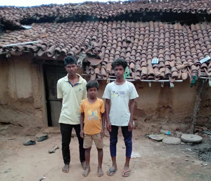 माता-पिता की मौत के बाद तीनों नाबालिग बच्चे हुए अनाथ, कोरोना ने छीना आश्रह गृह, मदद नहीं मिली तो गुमला के ये बच्चे हो सकते हैं मानव तस्करी के शिकार माता-पिता की मौत के बाद तीनों नाबालिग बच्चे हुए अनाथ, कोरोना ने छीना आश्रह गृह, मदद नहीं मिली तो गुमला के ये बच्चे हो सकते हैं मानव तस्करी के शिकार