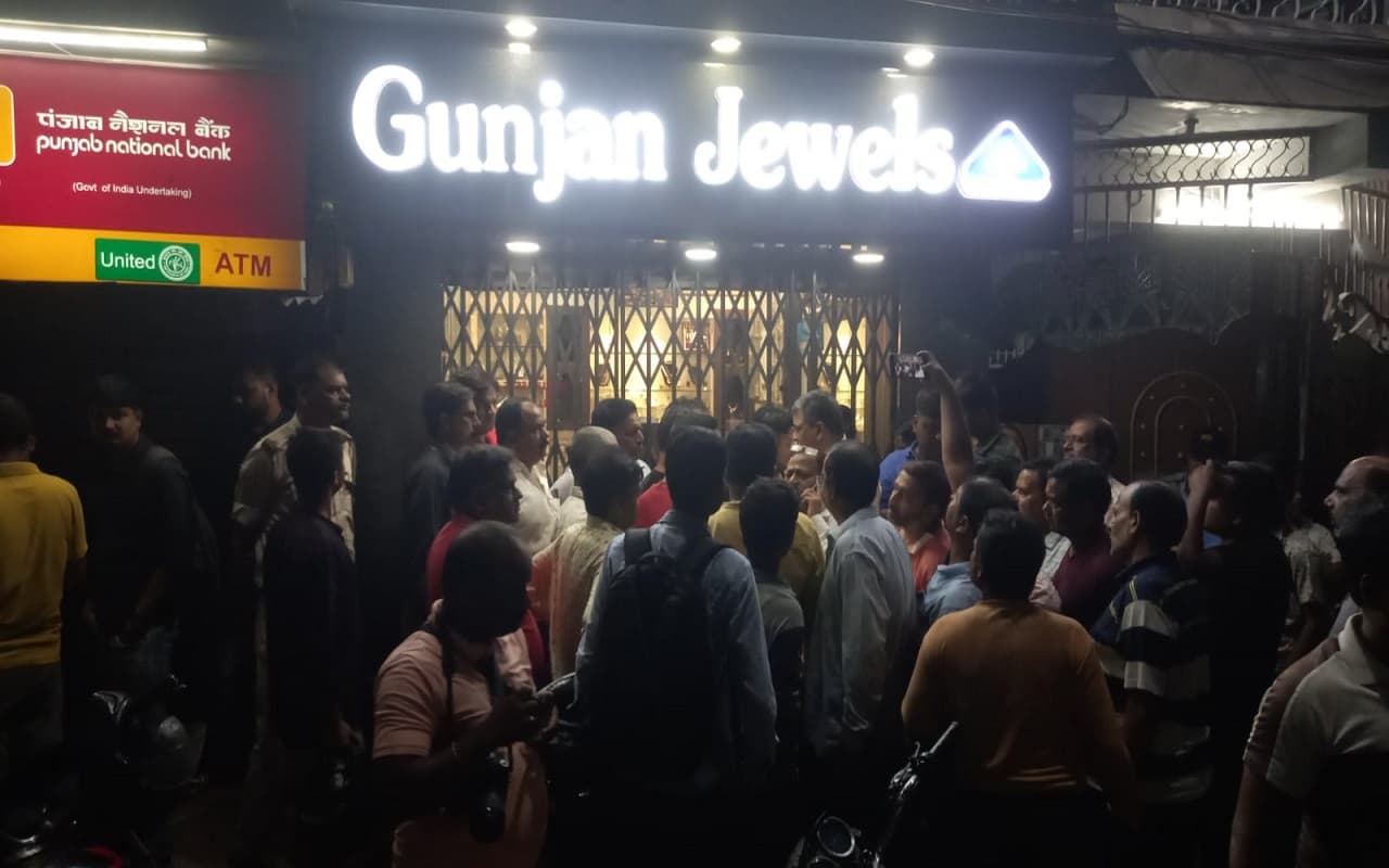 Jharkhand Crime News : गुंजन ज्वेल्स में डकैती मामले में 24 घंटे बाद भी धनबाद पुलिस के हाथ खाली Jharkhand Crime News : गुंजन ज्वेल्स में डकैती मामले में 24 घंटे बाद भी धनबाद पुलिस के हाथ खाली