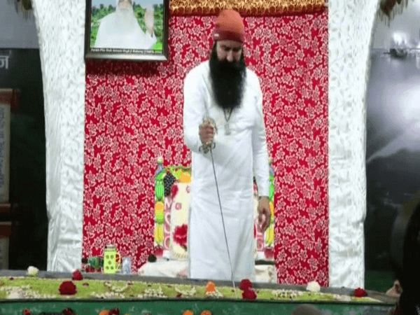 गुरमीत राम रहीम का पैरोल पर दिखा नया अंदाज, बरनावा में तलवार से काटा केक, वीडियो वायरल, सेवादार ने कही ये बात गुरमीत राम रहीम का पैरोल पर दिखा नया अंदाज, बरनावा में तलवार से काटा केक, वीडियो वायरल, सेवादार ने कही ये बात