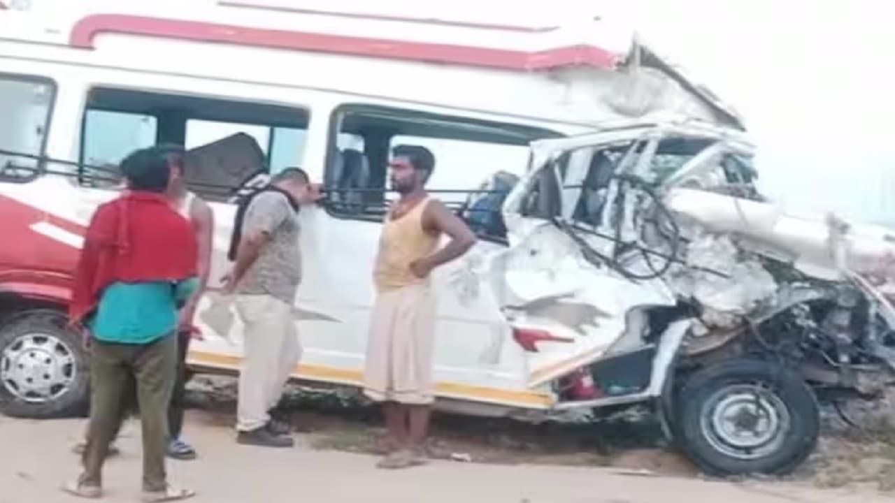 बिहार के कैमूर में बस और ट्रक की भिडंत, पिंडदान कर काशी जा रही महिला की मौत, कई जख्मी बिहार के कैमूर में बस और ट्रक की भिडंत, पिंडदान कर काशी जा रही महिला की मौत, कई जख्मी