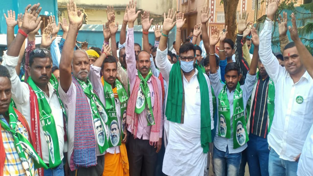 Madhupur Byelection Result 2021 : झामुमो गठबंधन प्रत्याशी हफीजुल हसन जीते, बीजेपी प्रत्याशी गंगा नारायण सिंह को 5247 वोट से हराया, तीसरे स्थान पर रहा नोटा Madhupur Byelection Result 2021 : झामुमो गठबंधन प्रत्याशी हफीजुल हसन जीते, बीजेपी प्रत्याशी गंगा नारायण सिंह को 5247 वोट से हराया, तीसरे स्थान पर रहा नोटा