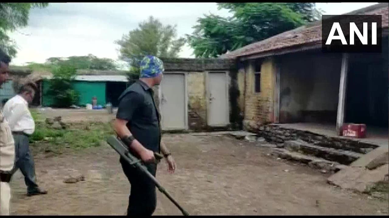 Bareilly News: बरेली में हैंड ग्रेनेड मिलने से हड़कंप, बदायूं रोड का करगैना इलाका सील, जांच में जुटी टीम Bareilly News: बरेली में हैंड ग्रेनेड मिलने से हड़कंप, बदायूं रोड का करगैना इलाका सील, जांच में जुटी टीम